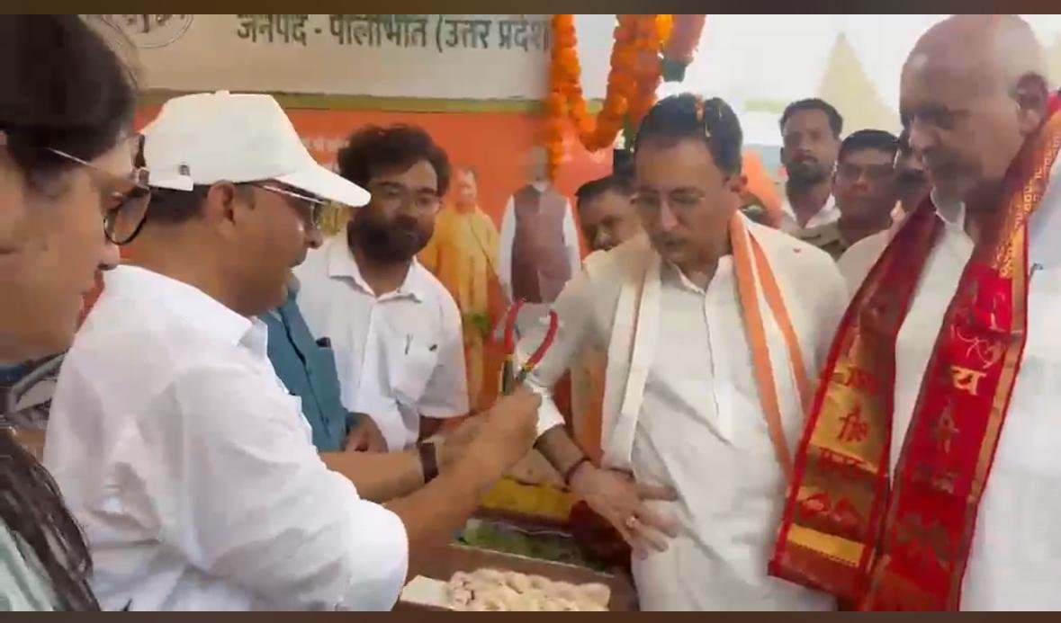 पीलीभीत में माननीय मंत्री द्वारा मणि एग्रो हब के स्टाल का अवलोकन